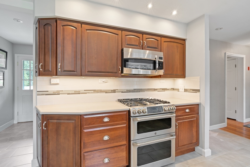 Dover, Massachusetts 02030, United States, 4 Bedrooms Bedrooms, ,3 BathroomsBathrooms,Residential,Contingent,206933