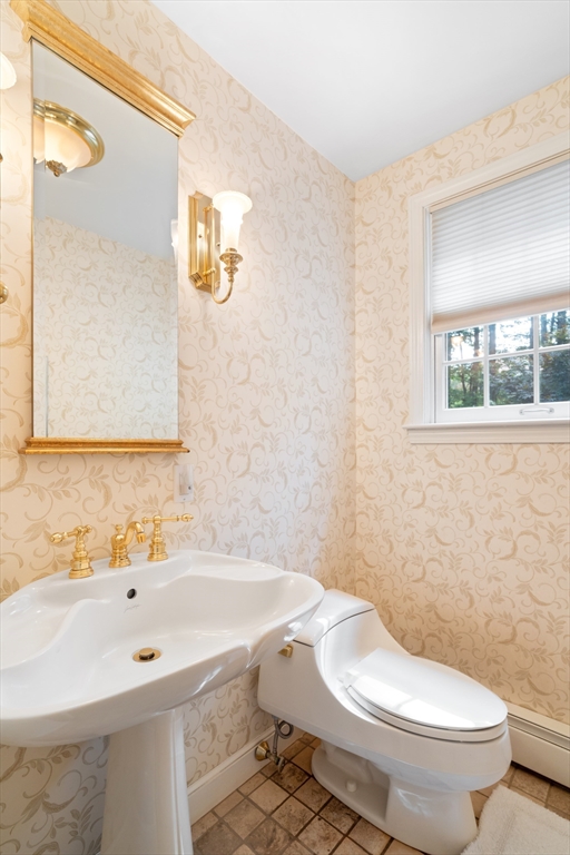 Dover, Massachusetts 02030, United States, 4 Bedrooms Bedrooms, ,3 BathroomsBathrooms,Residential,Contingent,206933