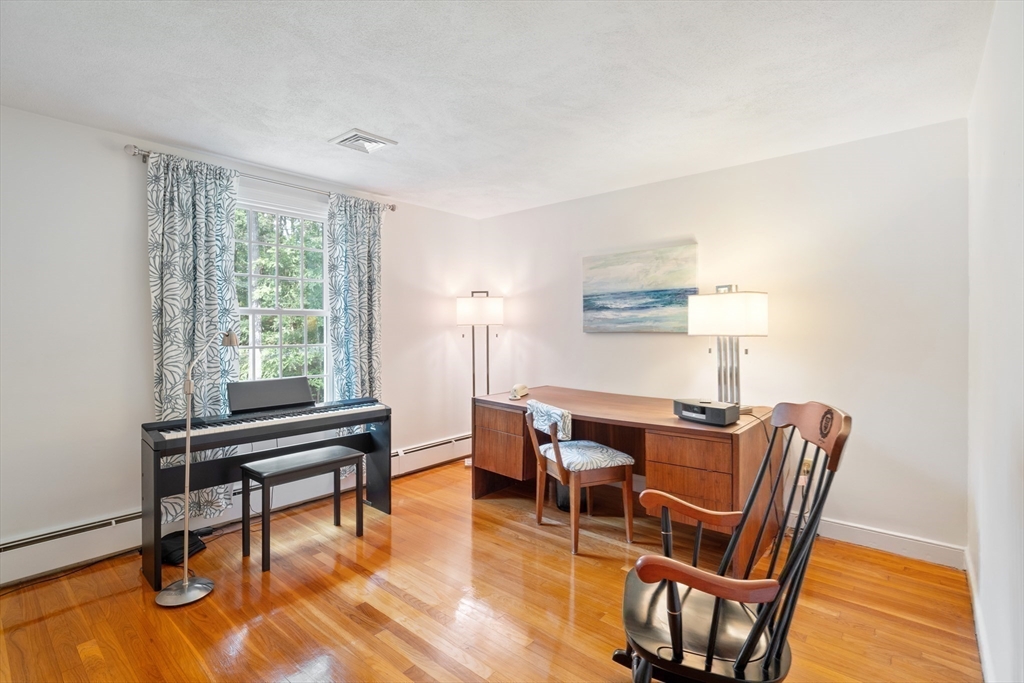 Dover, Massachusetts 02030, United States, 4 Bedrooms Bedrooms, ,3 BathroomsBathrooms,Residential,Contingent,206933