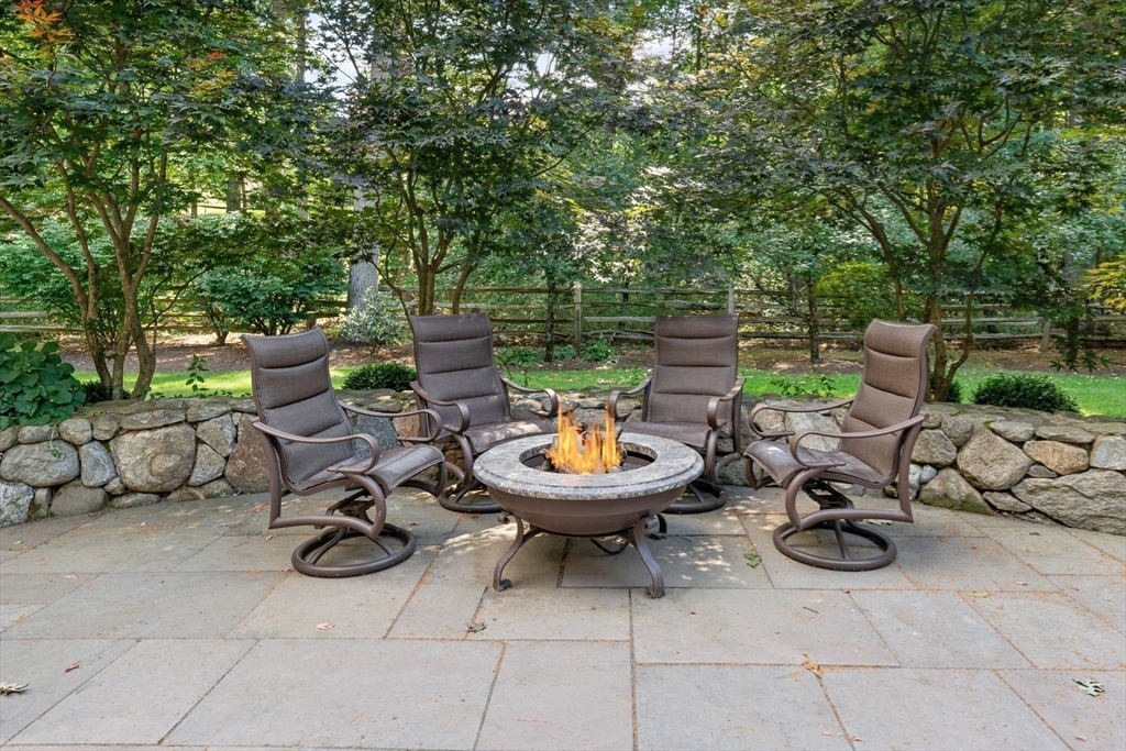 Dover, Massachusetts 02030, United States, 4 Bedrooms Bedrooms, ,3 BathroomsBathrooms,Residential,Contingent,206933