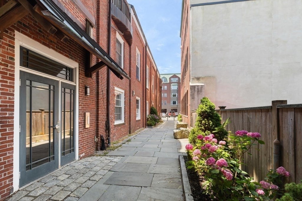 7 Crombie St #10, Salem, MA Photo #24