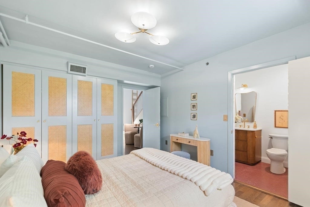 7 Crombie St #10, Salem, MA Photo #18