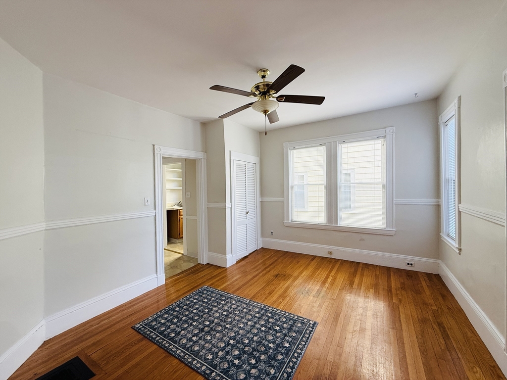 Click for 35 Kingston St #1, Somerville, MA slideshow