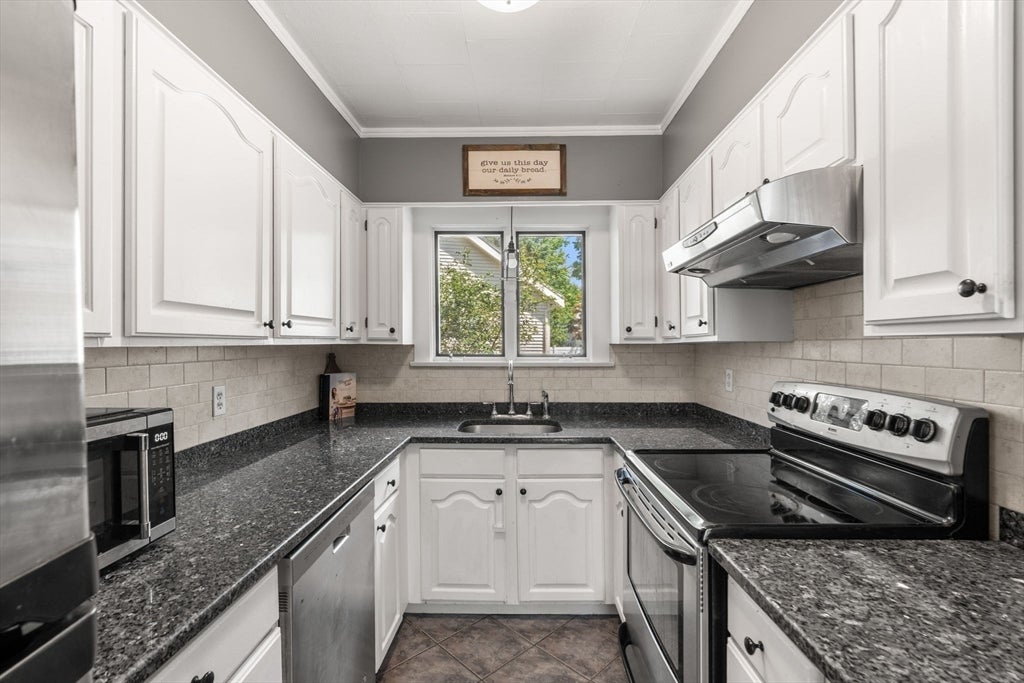 16 Maple Ave, Danvers, MA Photo #10