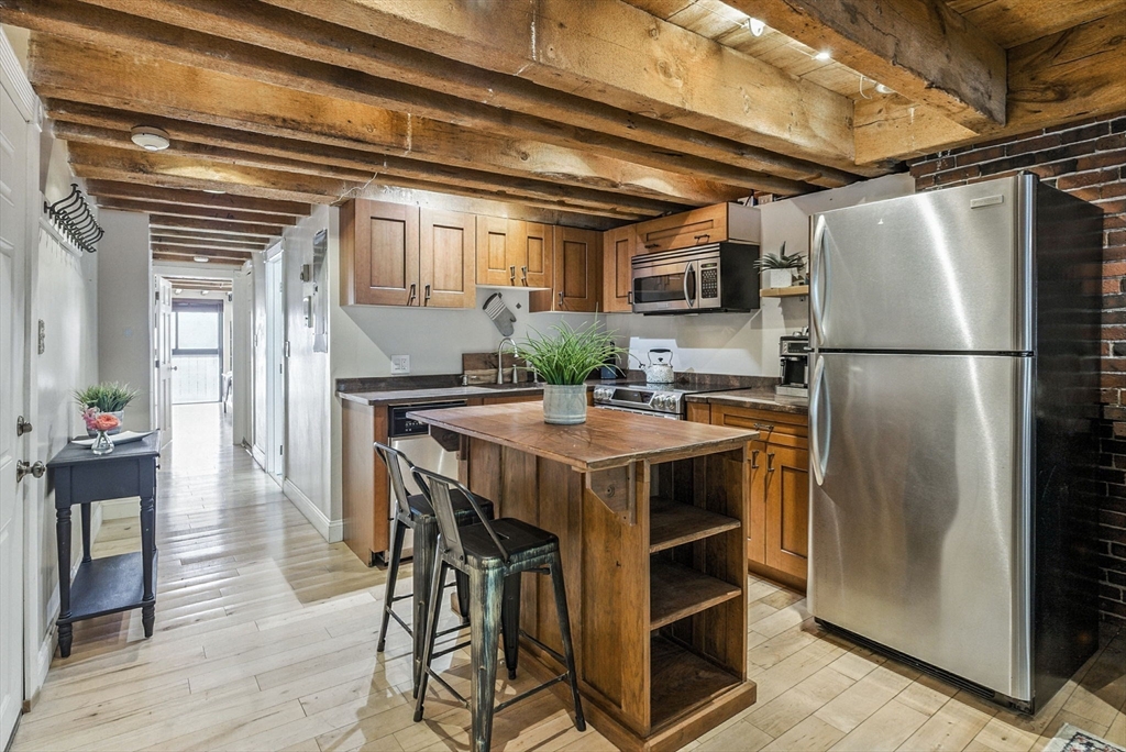 110-112 Commercial St 5