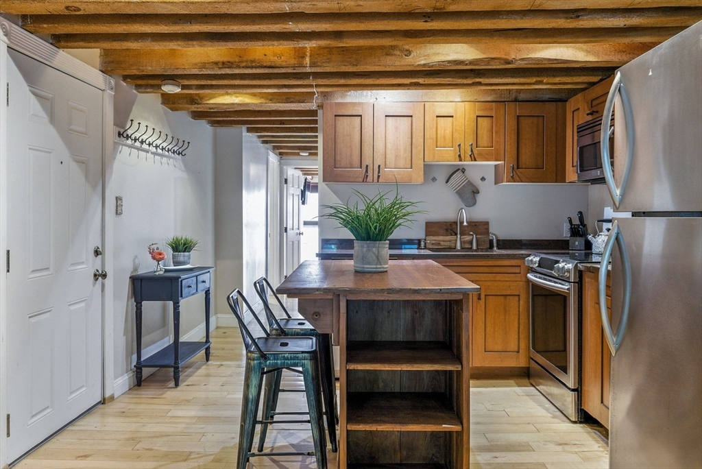 110-112 Commercial St 5