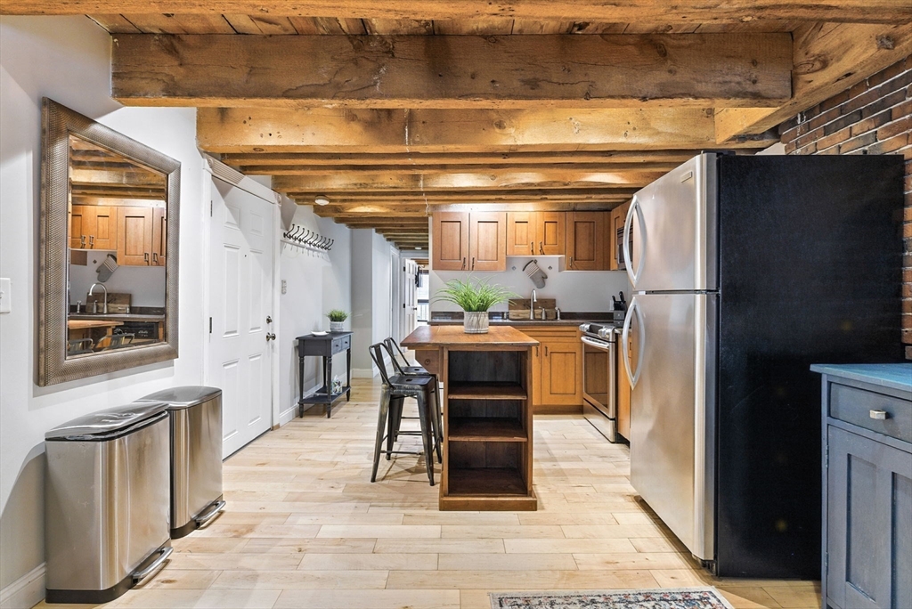 110-112 Commercial St 5