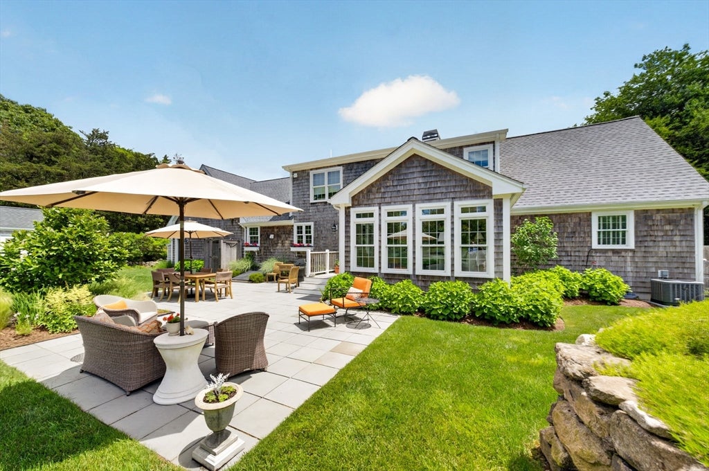 7 Ledgemont Ln