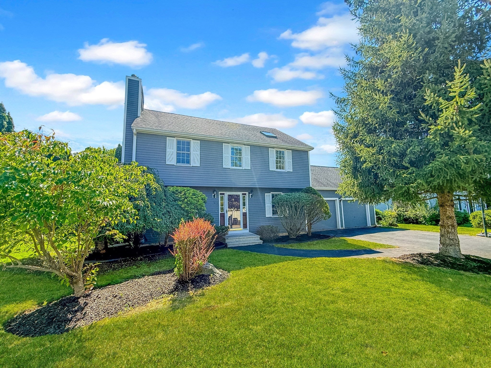 Photo of 5 Swan Cir, Shrewsbury, MA