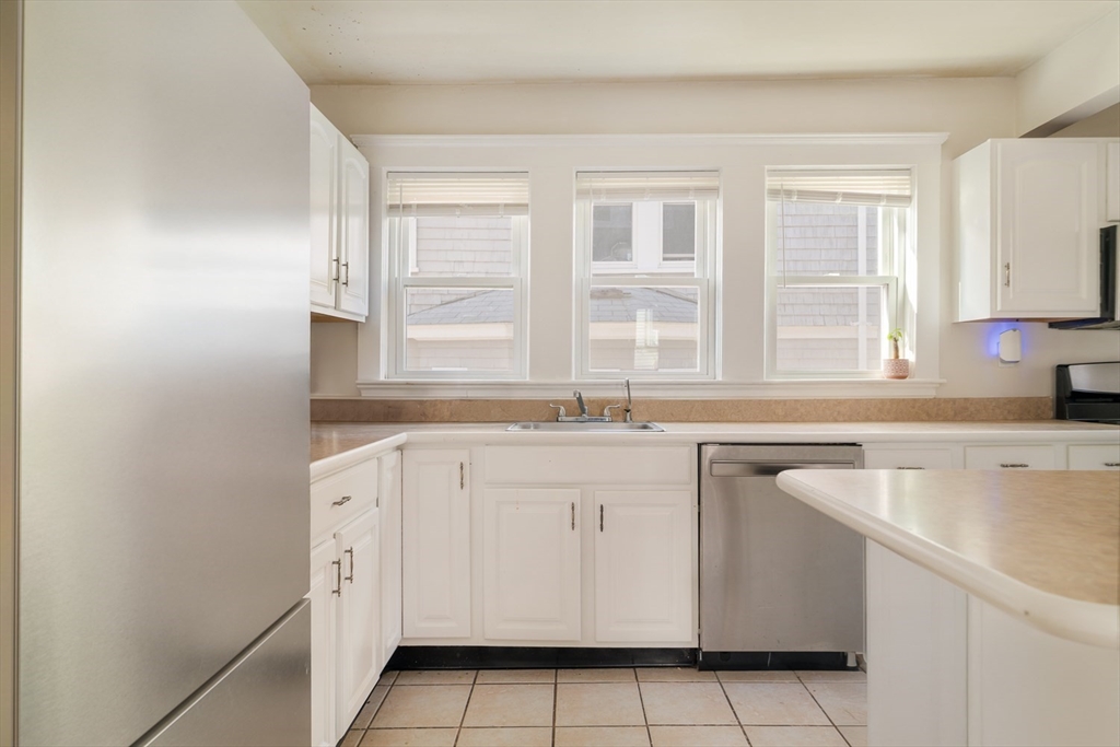 Somerville, Massachusetts 02145, United States, 10 Bedrooms Bedrooms, ,5 BathroomsBathrooms,Residential,Active,231254