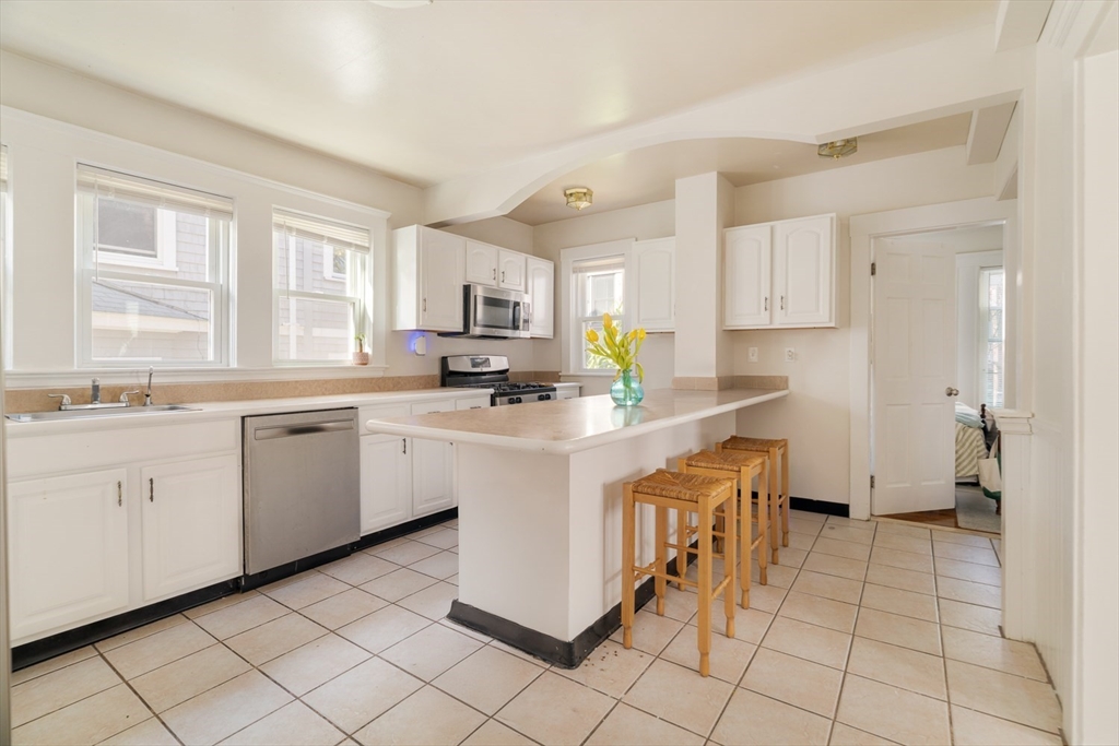 Somerville, Massachusetts 02145, United States, 10 Bedrooms Bedrooms, ,5 BathroomsBathrooms,Residential,Active,231254