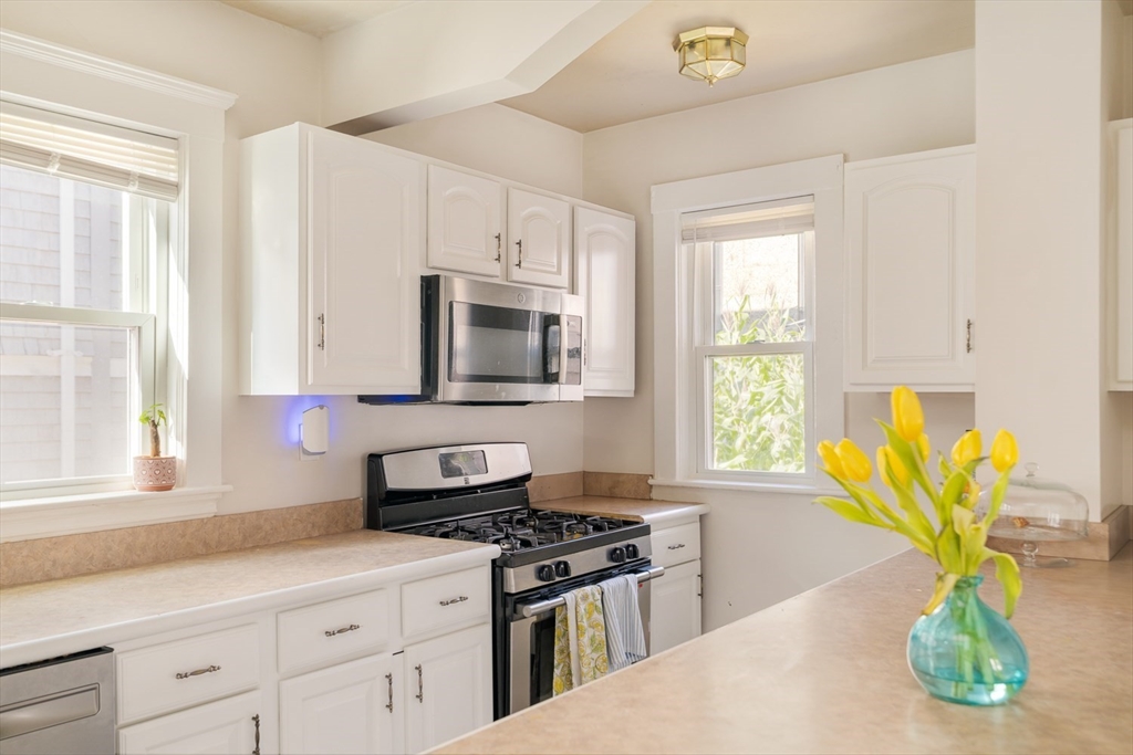 Somerville, Massachusetts 02145, United States, 10 Bedrooms Bedrooms, ,5 BathroomsBathrooms,Residential,Active,231254