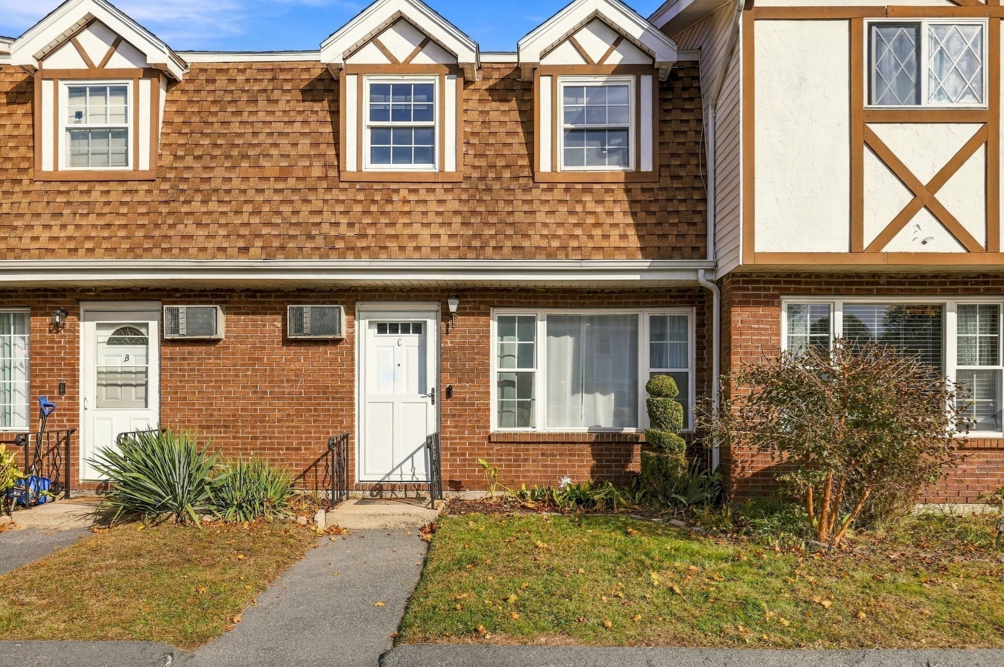 Photo of 945 Riverside Dr, Methuen, MA
