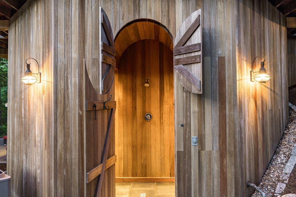 Orleans, Massachusetts 02653, United States, 4 Bedrooms Bedrooms, ,3 BathroomsBathrooms,Residential,Active,173220