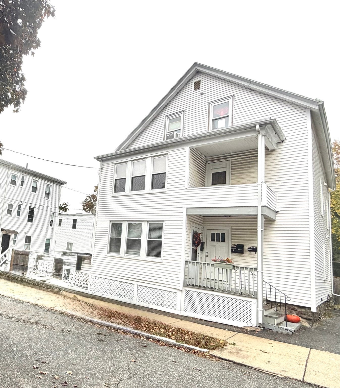 Click for 22 Washburn ST #2, Lynn, MA slideshow Click for 22 Washburn ST #2, Lynn, MA slideshow