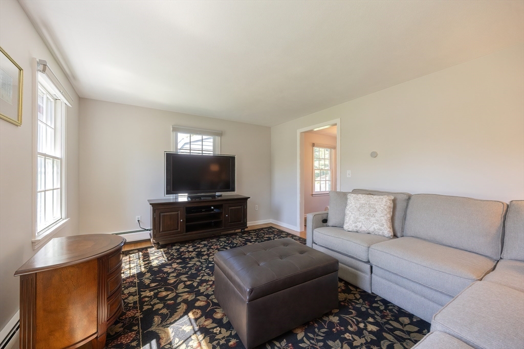 North Attleboro, Massachusetts 02760, United States, 4 Bedrooms Bedrooms, ,2 BathroomsBathrooms,Residential,Active,139270