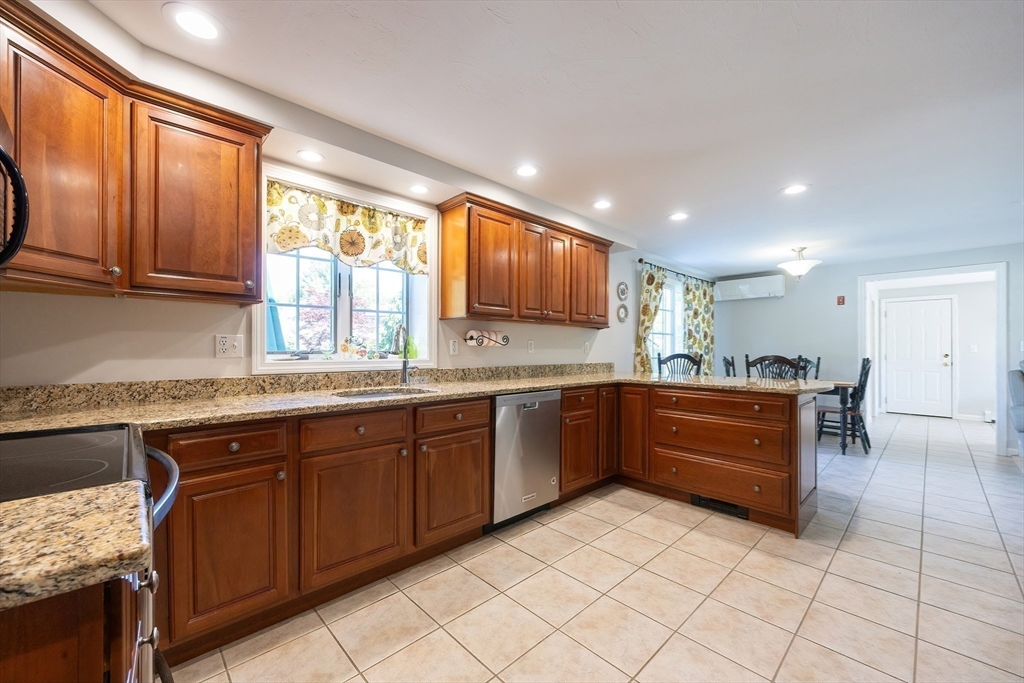 North Attleboro, Massachusetts 02760, United States, 4 Bedrooms Bedrooms, ,2 BathroomsBathrooms,Residential,Active,139270