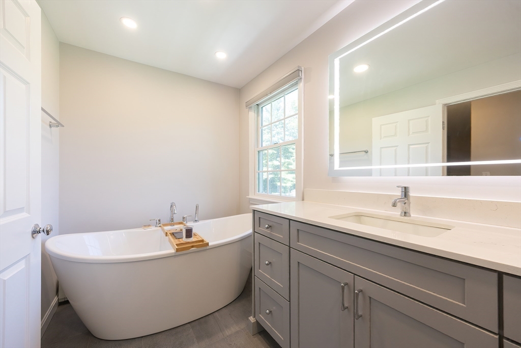 North Attleboro, Massachusetts 02760, United States, 4 Bedrooms Bedrooms, ,2 BathroomsBathrooms,Residential,Active,139270