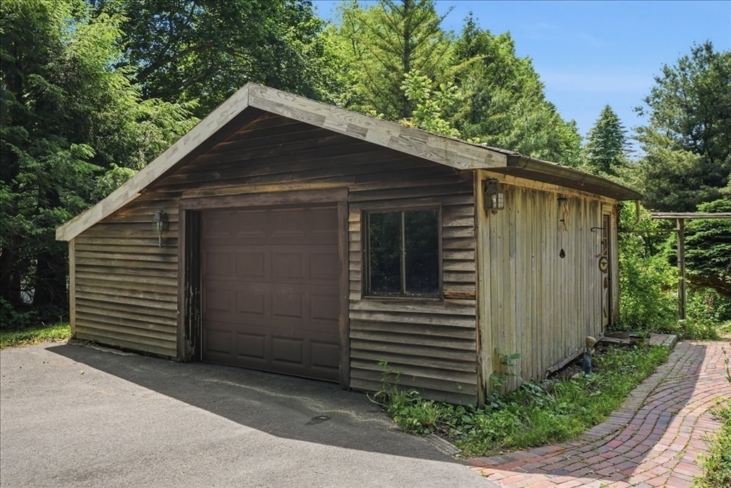 47 Old Oaken Bucket Rd