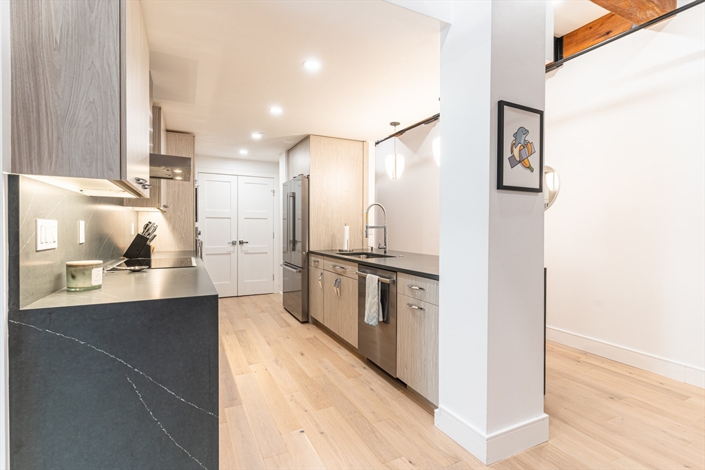 Boston, Massachusetts 02210, United States, 3 Bedrooms Bedrooms, ,2 BathroomsBathrooms,Residential,Active,201804