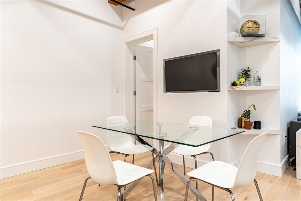 Boston, Massachusetts 02210, United States, 3 Bedrooms Bedrooms, ,2 BathroomsBathrooms,Residential,Active,201804