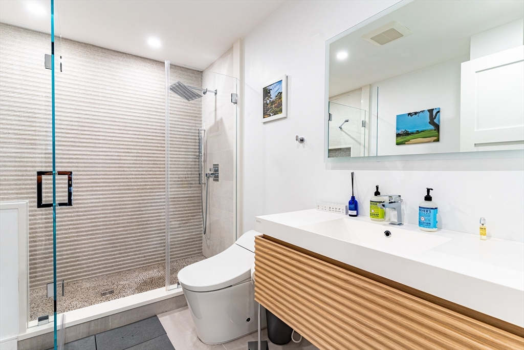 Boston, Massachusetts 02210, United States, 3 Bedrooms Bedrooms, ,2 BathroomsBathrooms,Residential,Active,201804