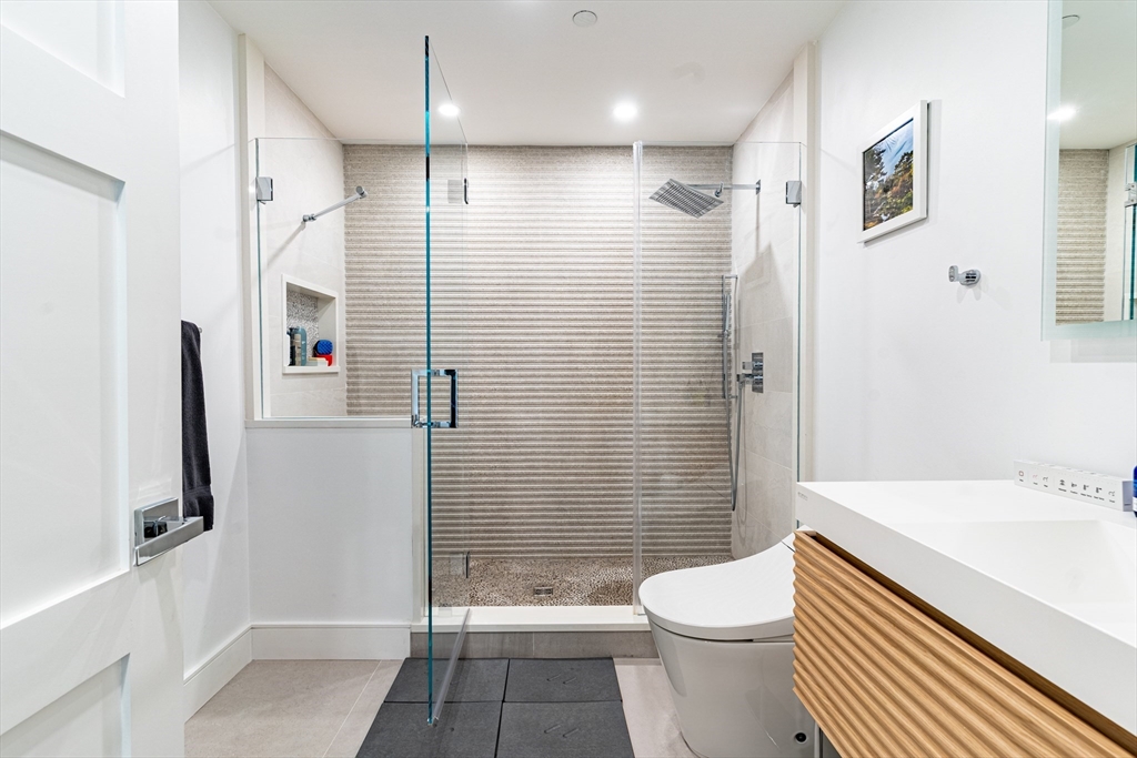 Boston, Massachusetts 02210, United States, 3 Bedrooms Bedrooms, ,2 BathroomsBathrooms,Residential,Active,201804