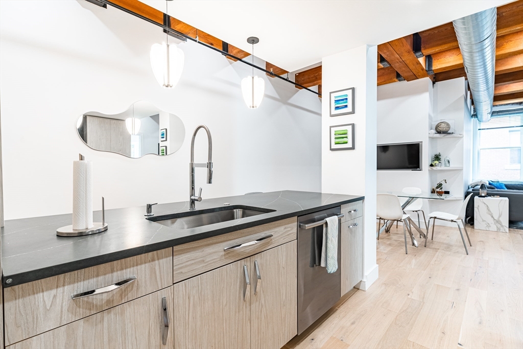 Boston, Massachusetts 02210, United States, 3 Bedrooms Bedrooms, ,2 BathroomsBathrooms,Residential,Active,201804