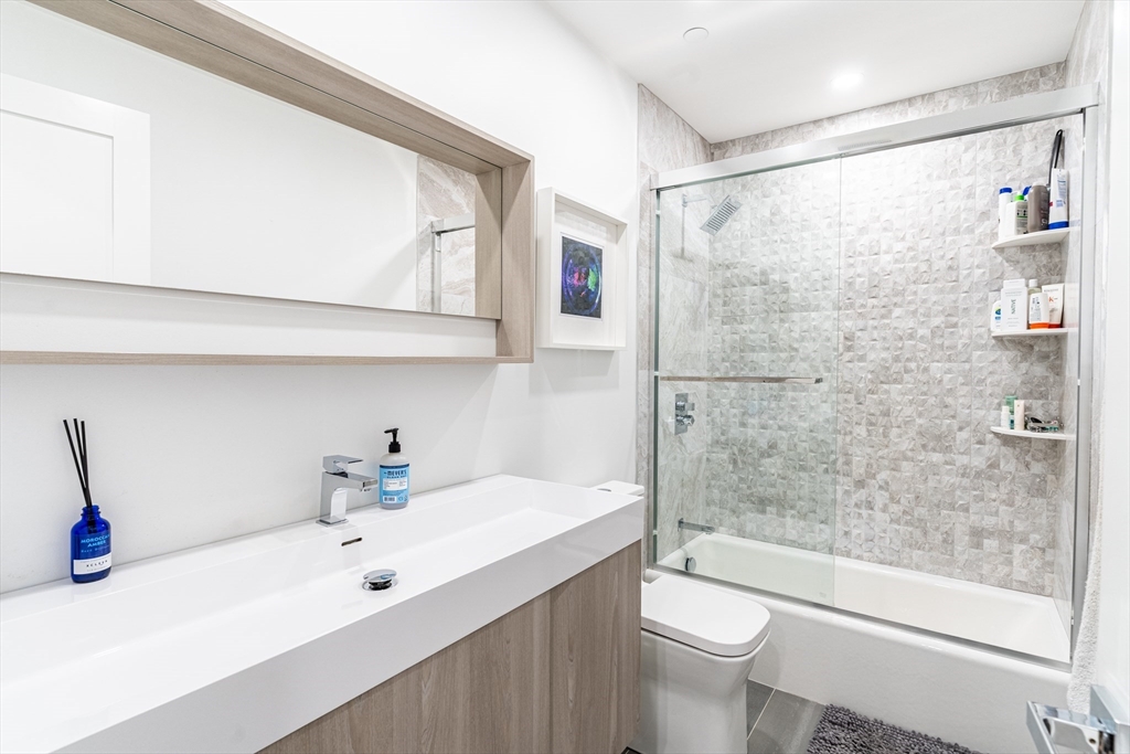 Boston, Massachusetts 02210, United States, 3 Bedrooms Bedrooms, ,2 BathroomsBathrooms,Residential,Active,201804