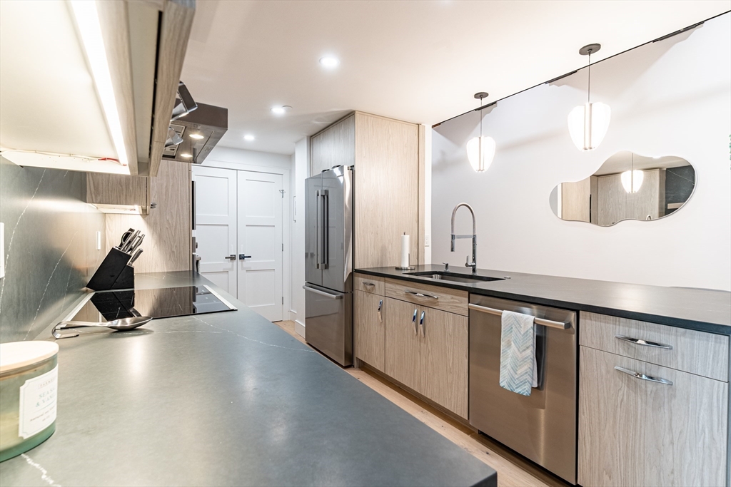 Boston, Massachusetts 02210, United States, 3 Bedrooms Bedrooms, ,2 BathroomsBathrooms,Residential,Active,201804