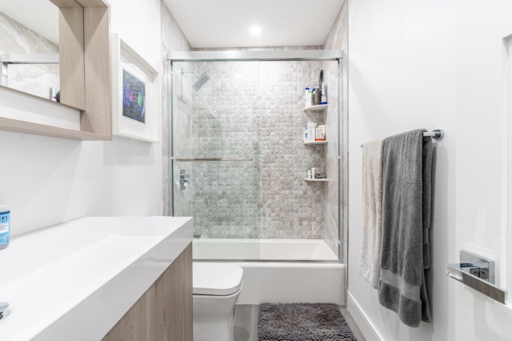 Boston, Massachusetts 02210, United States, 3 Bedrooms Bedrooms, ,2 BathroomsBathrooms,Residential,Active,201804