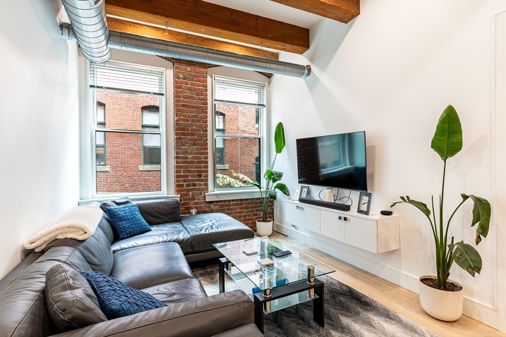 Boston, Massachusetts 02210, United States, 3 Bedrooms Bedrooms, ,2 BathroomsBathrooms,Residential,Active,201804