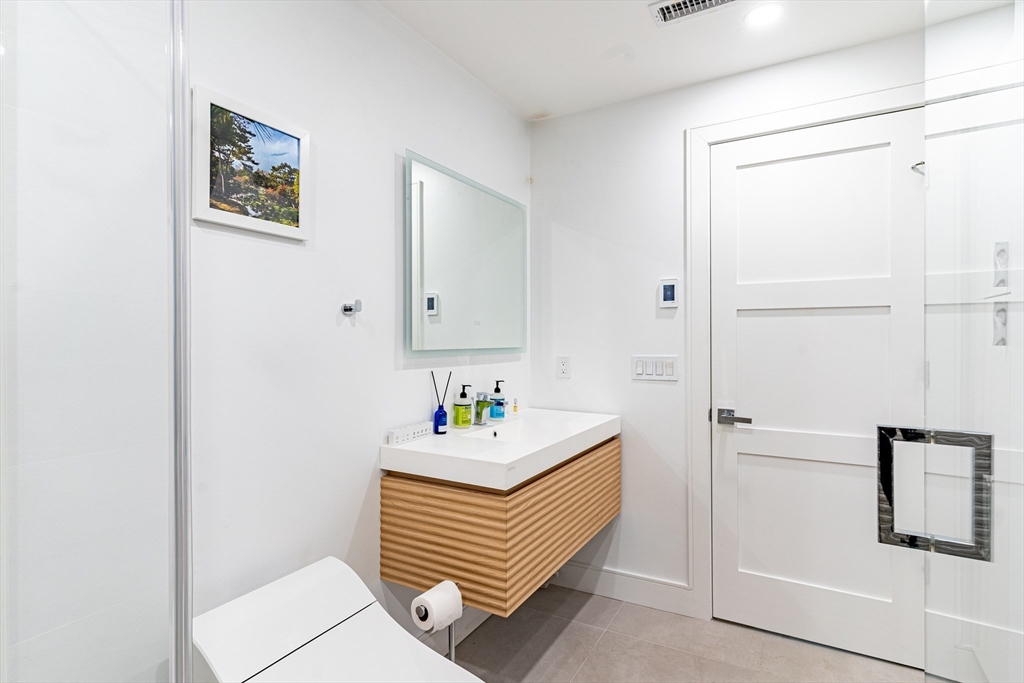 Boston, Massachusetts 02210, United States, 3 Bedrooms Bedrooms, ,2 BathroomsBathrooms,Residential,Active,201804