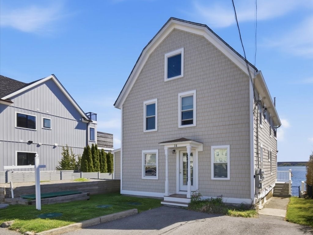 38 Aquidneck Avenue