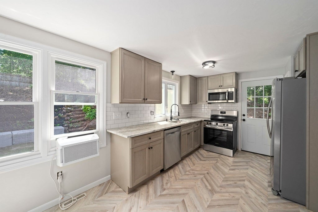 30 Lawn St #30, Attleboro, MA, 30 Lawn St #30, Attleboro, MA Photo #4