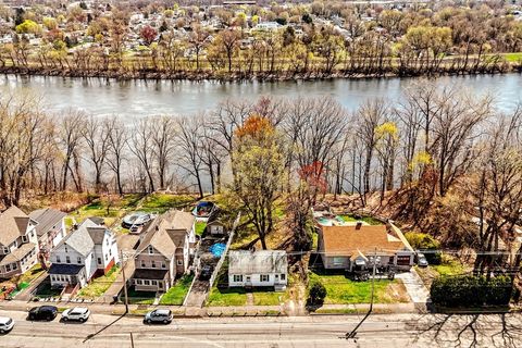 Photo of 964 Main St, Holyoke, MA 01040 (MLS # 73504097)