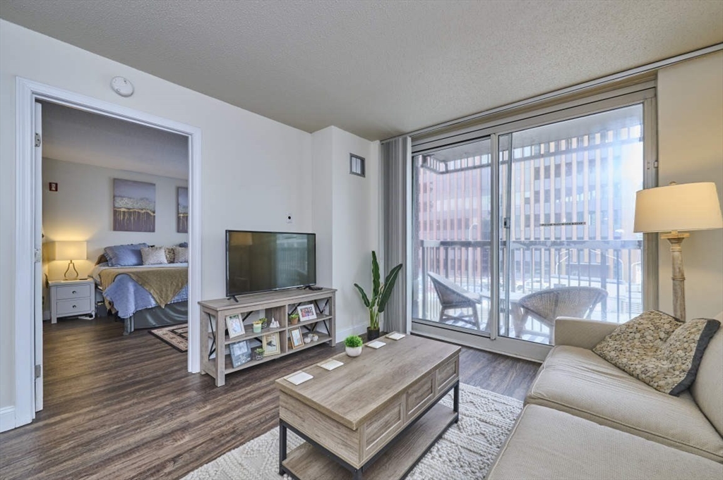 10 Museum Way 525