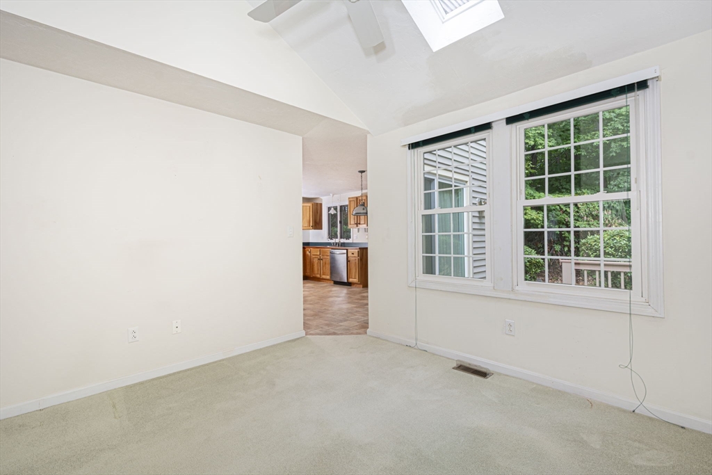 Shrewsbury, Massachusetts 01545, United States, 2 Bedrooms Bedrooms, ,3 BathroomsBathrooms,Residential,Pending,208648