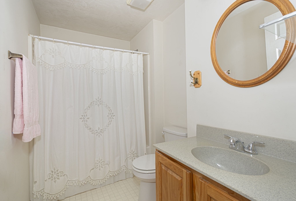 Shrewsbury, Massachusetts 01545, United States, 2 Bedrooms Bedrooms, ,3 BathroomsBathrooms,Residential,Pending,208648