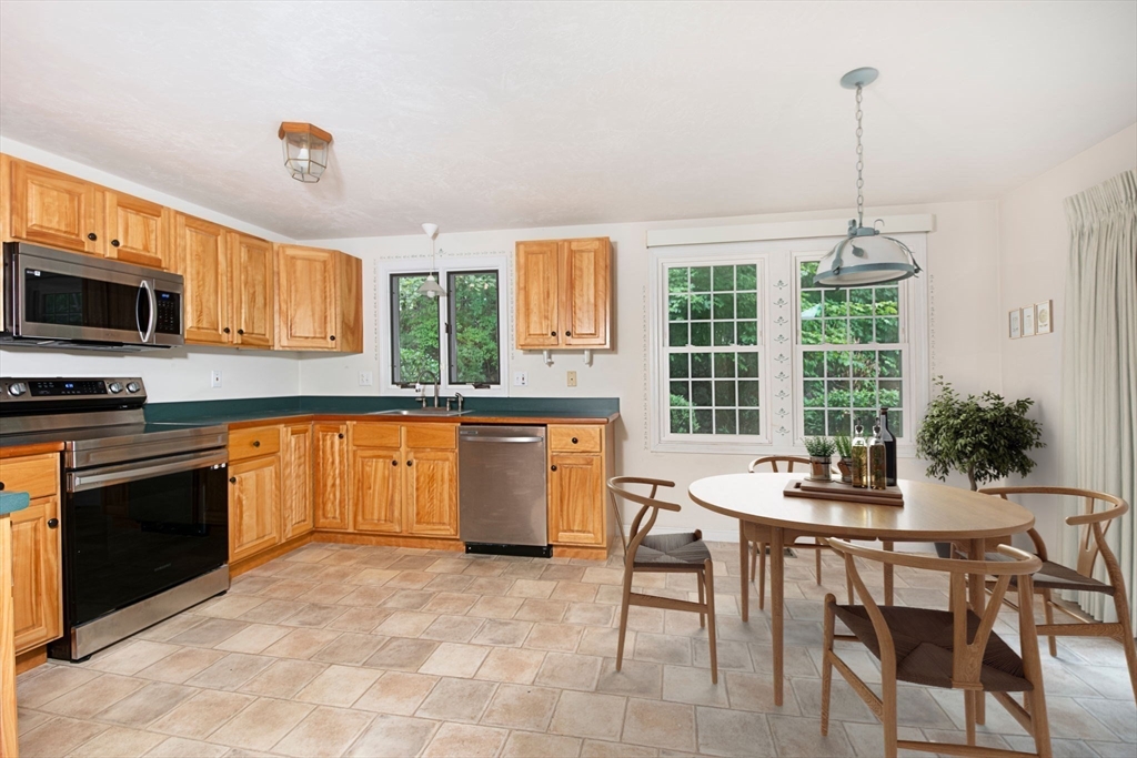 Shrewsbury, Massachusetts 01545, United States, 2 Bedrooms Bedrooms, ,3 BathroomsBathrooms,Residential,Pending,208648