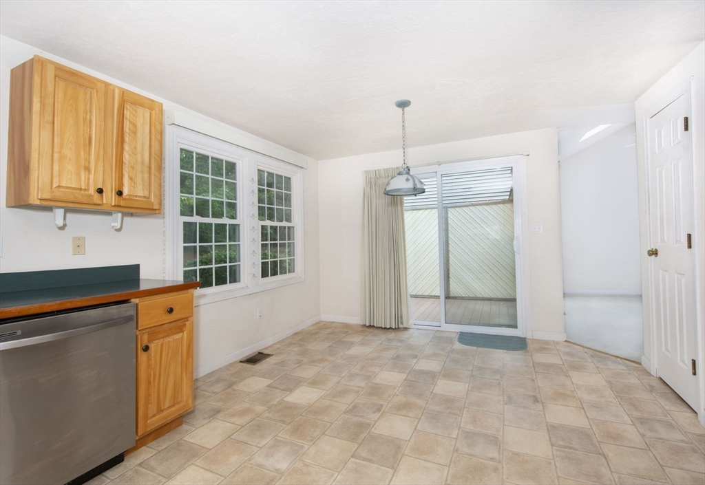 Shrewsbury, Massachusetts 01545, United States, 2 Bedrooms Bedrooms, ,3 BathroomsBathrooms,Residential,Pending,208648