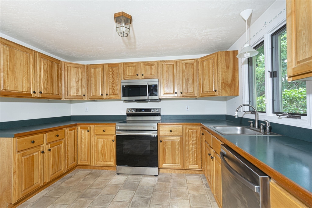 Shrewsbury, Massachusetts 01545, United States, 2 Bedrooms Bedrooms, ,3 BathroomsBathrooms,Residential,Pending,208648