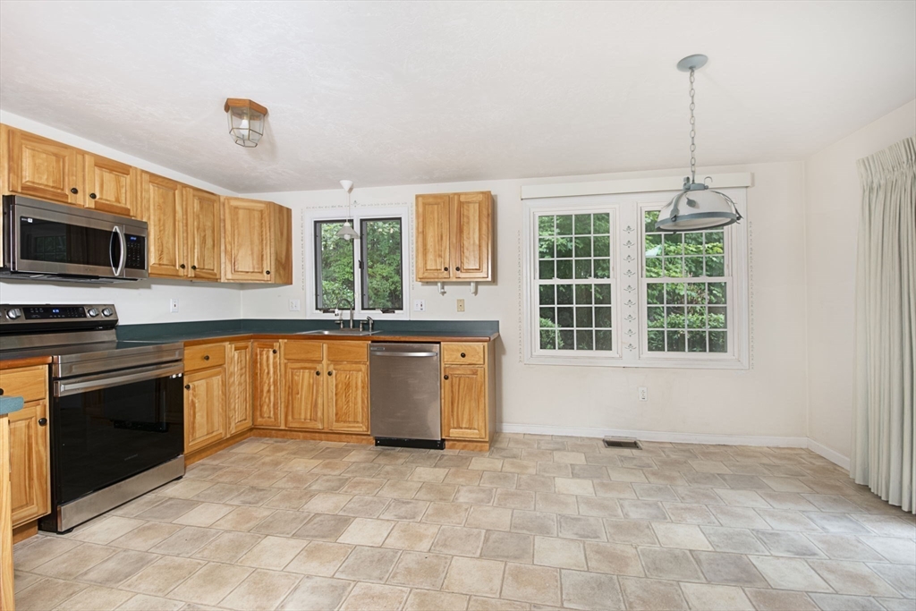 Shrewsbury, Massachusetts 01545, United States, 2 Bedrooms Bedrooms, ,3 BathroomsBathrooms,Residential,Pending,208648