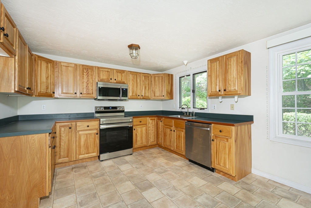 Shrewsbury, Massachusetts 01545, United States, 2 Bedrooms Bedrooms, ,3 BathroomsBathrooms,Residential,Pending,208648