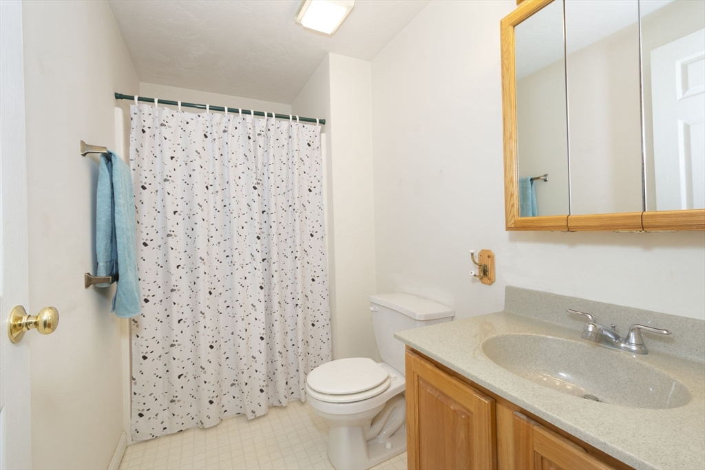 Shrewsbury, Massachusetts 01545, United States, 2 Bedrooms Bedrooms, ,3 BathroomsBathrooms,Residential,Pending,208648