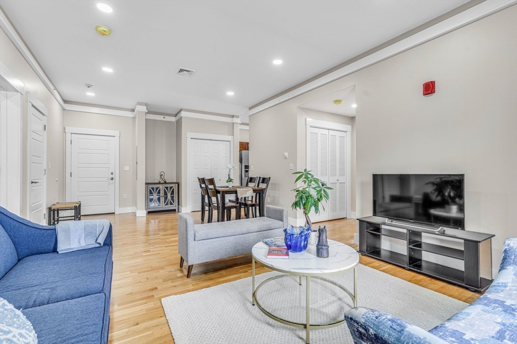 54 Loomis St 2202