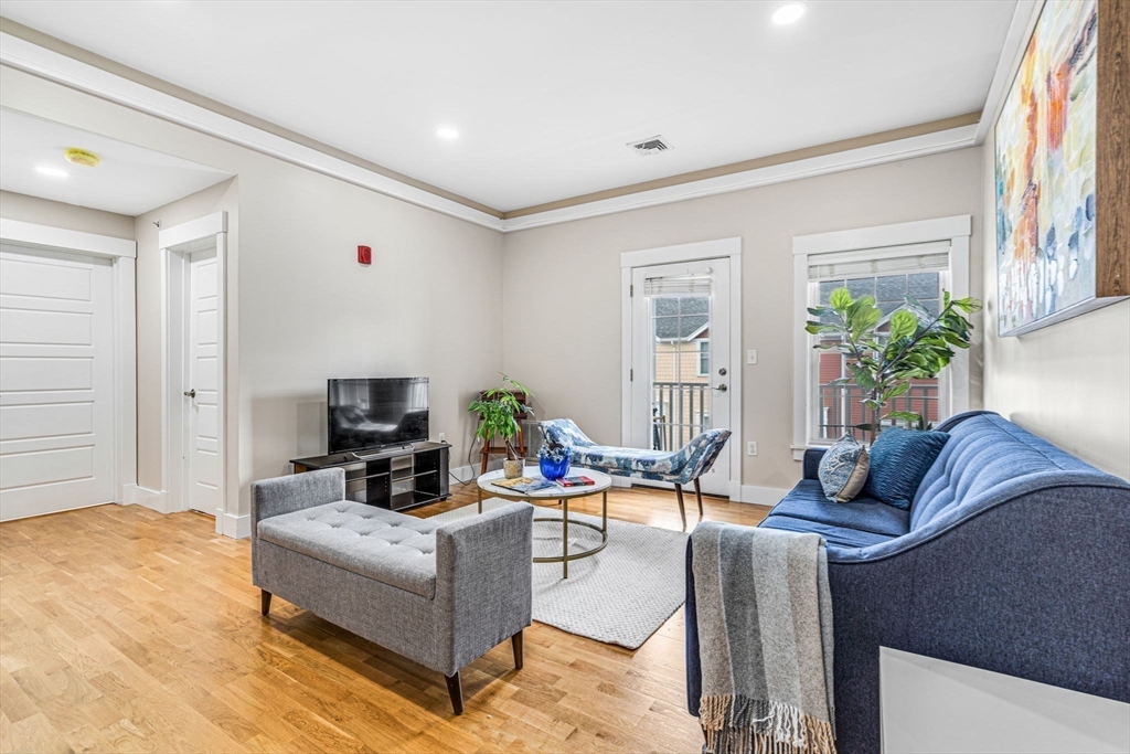 54 Loomis St 2202
