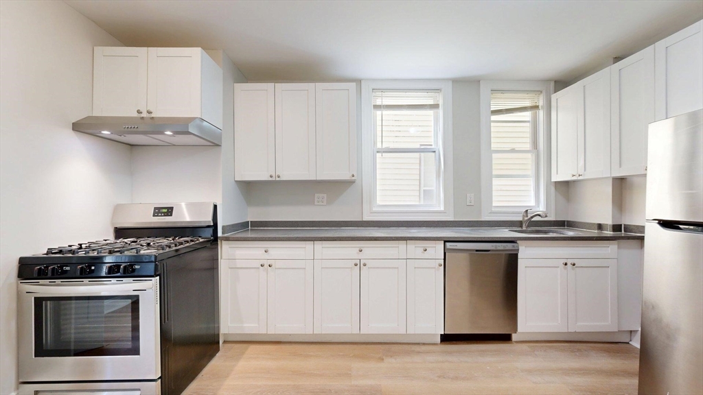 Click for 205 Chelsea Street #2, Boston, MA slideshow