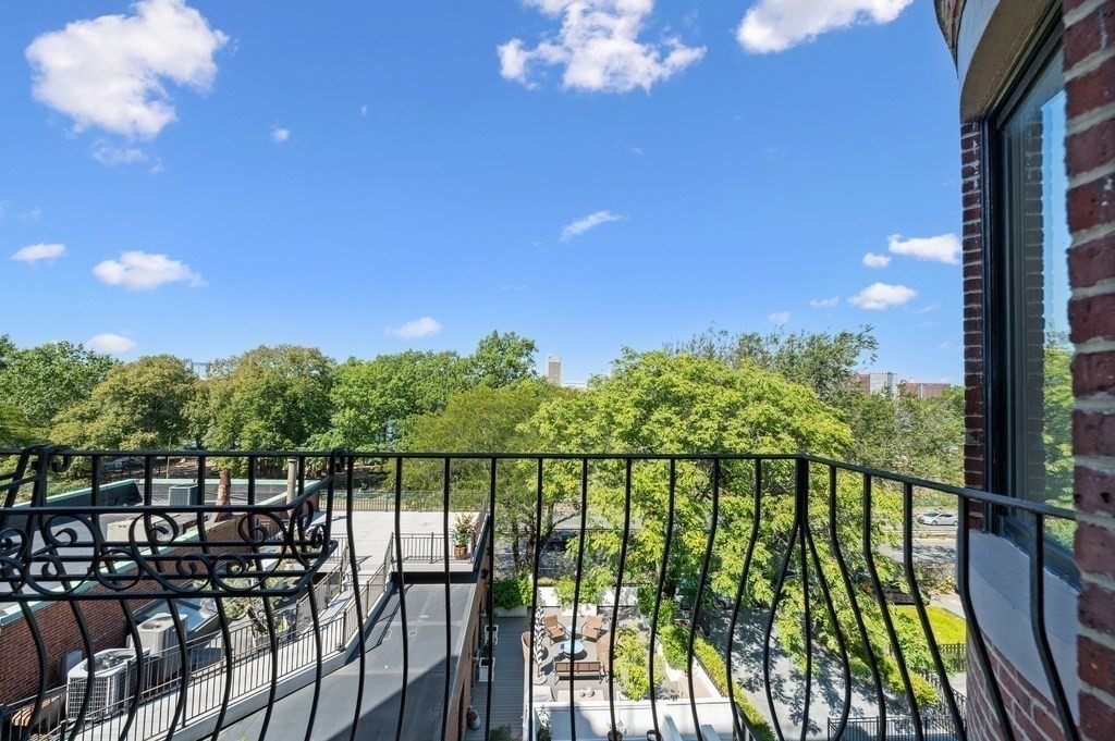 412 Beacon 6