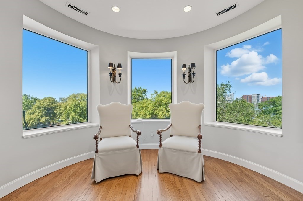 412 Beacon 6